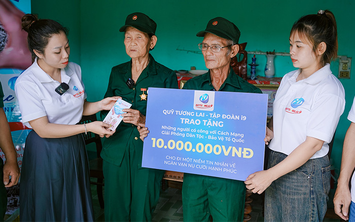 Cầu thủ bóng rổ đang úp rổ, thể hiện sự kịch tính của cá cược bóng rổ tại Bet66.