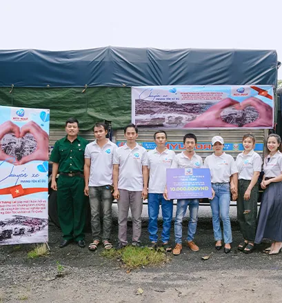 Người hâm mộ đang cổ vũ trong trận đấu bóng đá với logo Bet66 nổi bật, thể hiện không khí sôi động của cá cược thể thao tại Bet66.